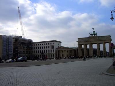 MauerUS-Embassy-100